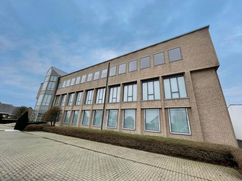 Handelszaak te  huur in Pittem 8740 3000.00€  slaapkamers 600.00m² - Zoekertje 5380