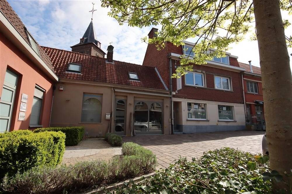 Handelszaak te  koop in Aalbeke 8511 245000.00€ 4 slaapkamers m² - Zoekertje 9991