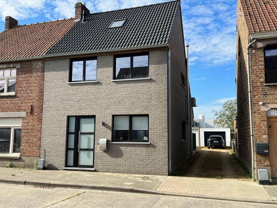 Huis te  koop in Zedelgem 8210 345000.00€ 3 slaapkamers m² - Zoekertje 223828